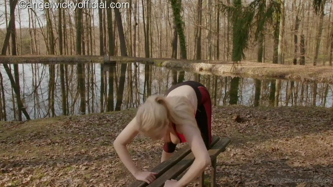 Angelwicky Running Stretching And Teasing In Public B H M Protahuju Se A Zlob M Na Ve Ejnos