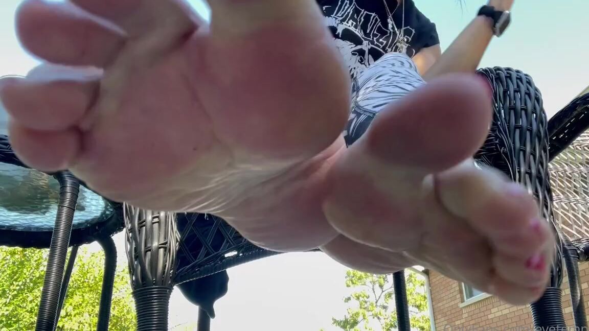 Temptress Raven Eve Aka Evetemptress Onlyfans Sunday Funday Hanging At Home Smoking A Cigar And Showing You My Feet