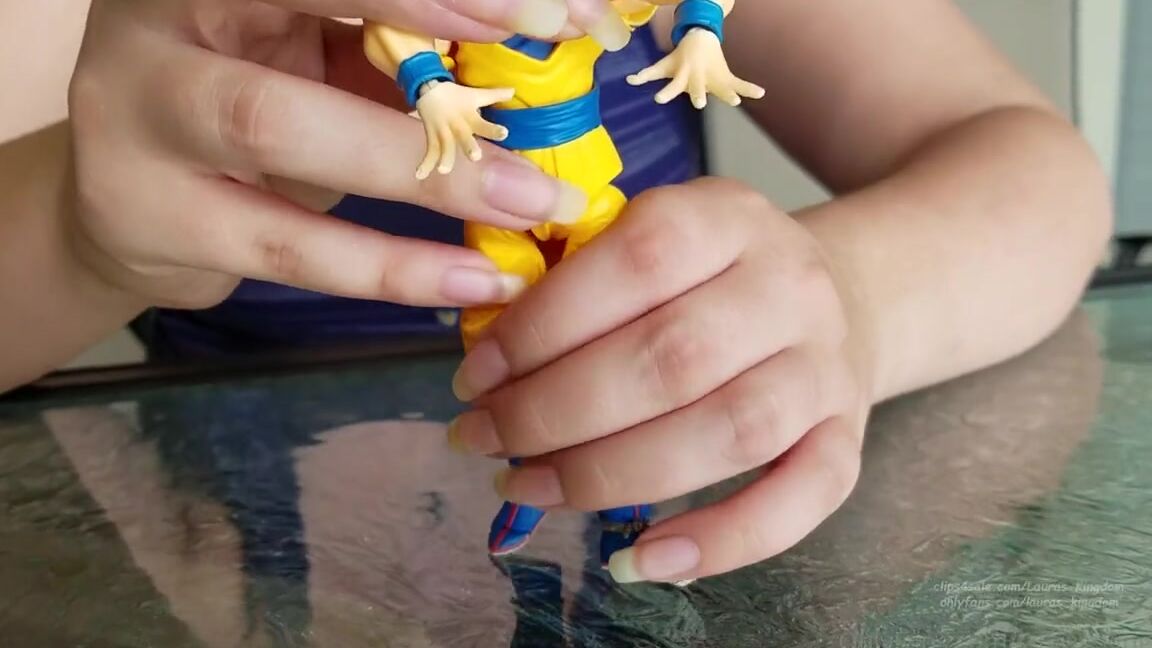 Lalalaura Nicknamed Lauras Kingdom 12 20 2022 Onlyfans Video Knicole Man Handles Poor Goku With Her Strong Hands And Long Nails
