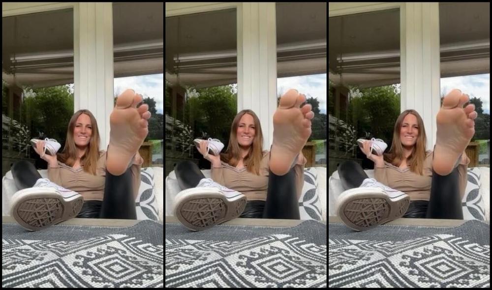 Indubiopronova Nicknamed Indubiopronova Onlyfans Ive Been Walking Barefoot In My Chucks Today It Was Soo Hot And I Sweated