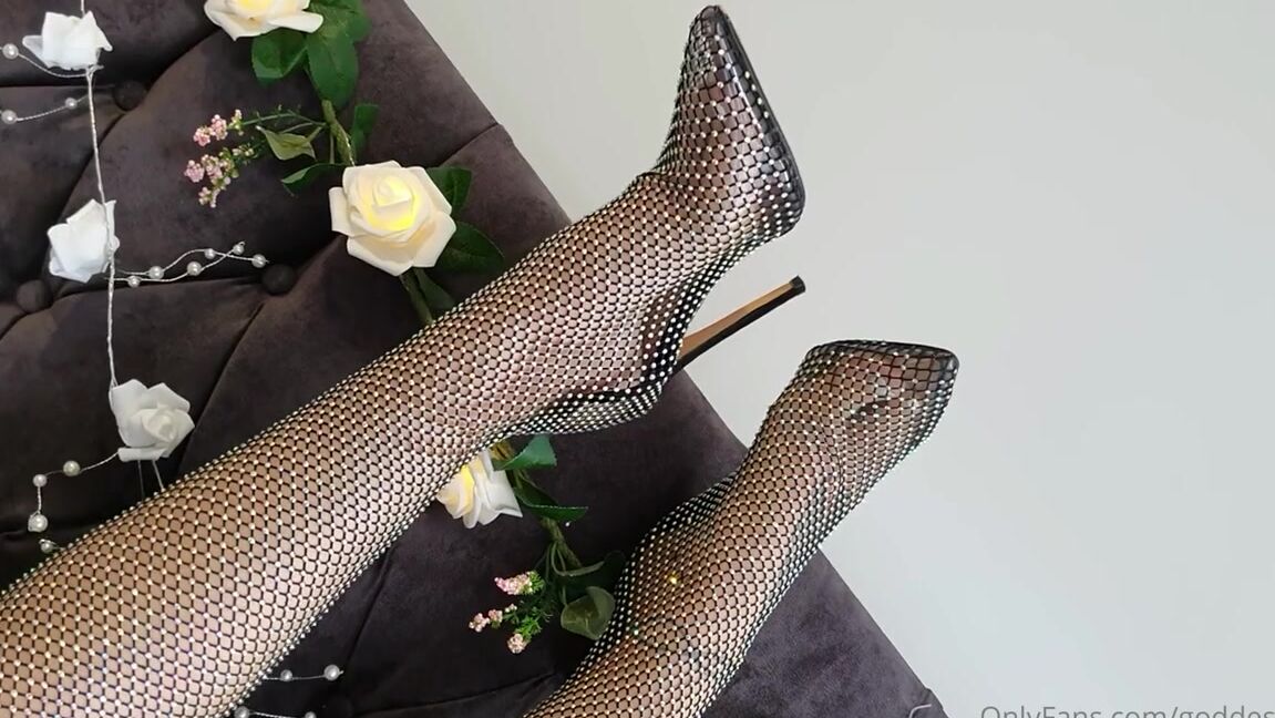 Miss Evie Lock Nicknamed Missevielock Onlyfans These Knee High Glitter Boots Make Your Cock Throb Dont They