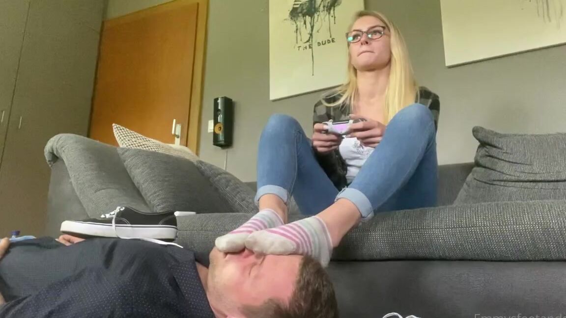 Emmysfeetandsocks Aka Emmyfeetandsocks Onlyfans I Play And He Enjoys His Footrest Jobp