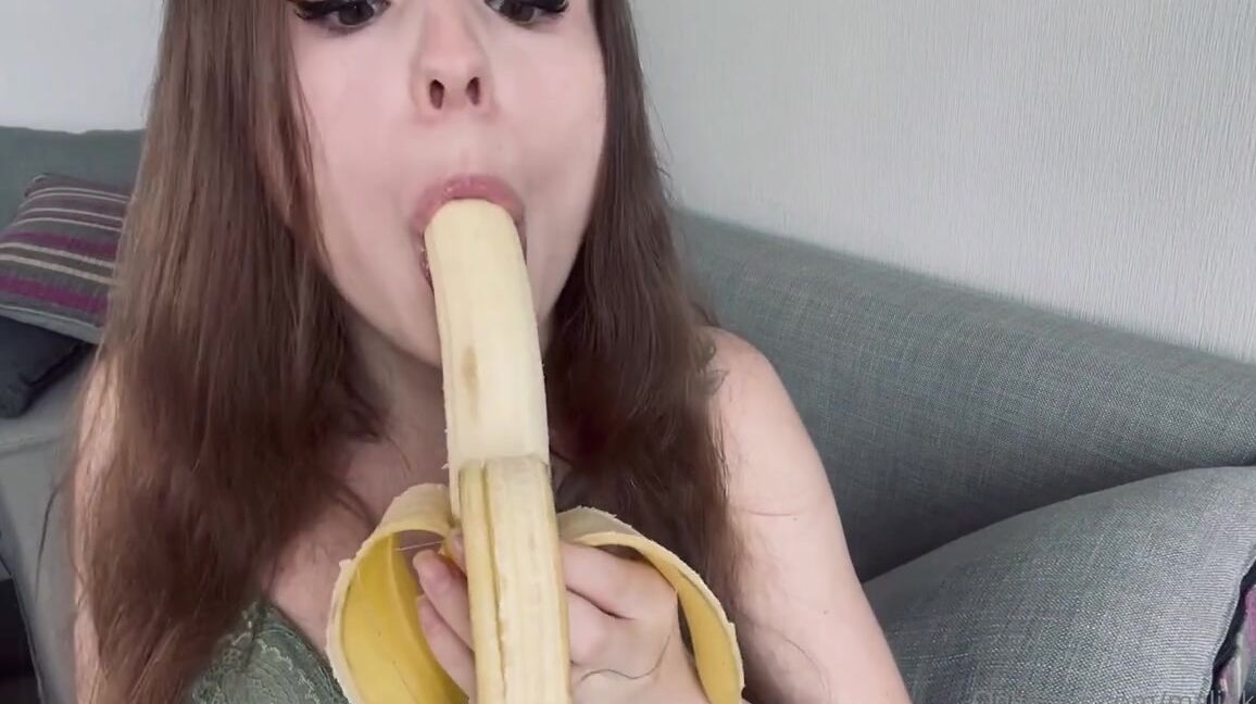 Princess Malinkaa Nicknamed Malinkaa98 06 01 2022 Onlyfans Video Asmr Gf Making Sounds