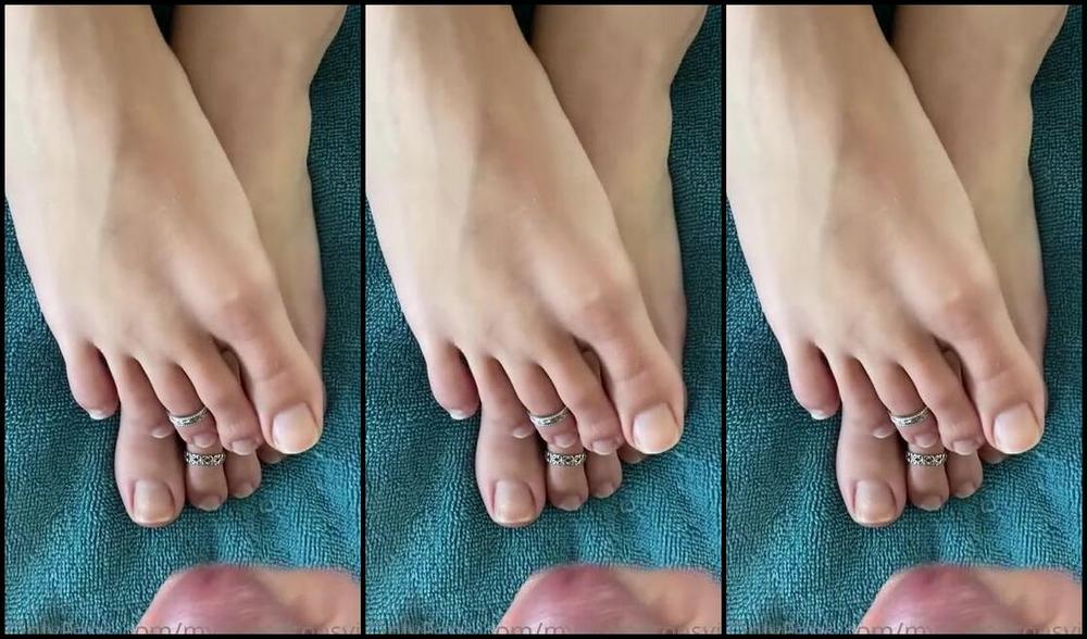Brooke Jones Nicknamed Myposedtoesvip Onlyfans For The Lovers Of My Natural Toes Here Is A Nice Little Set With Two Toe Rings To Catch You Stari 5