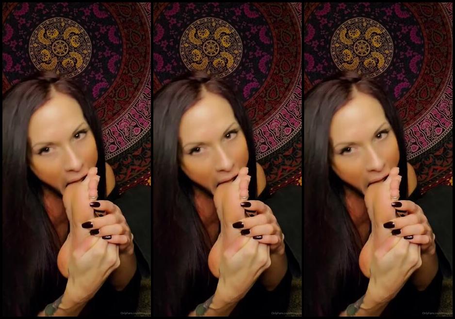 Mssjada Nicknamed Mssjada Onlyfans Just A Quick Little Foot Worship Session