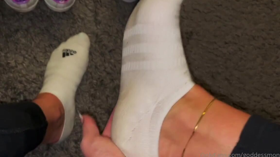 Goddessmona 91 Onlyfans Selbstverstndlich Ist Der Wert Von Dem Linken Paar Sneaker 100 Mal Hher Als Der Von Dem Rechtenp