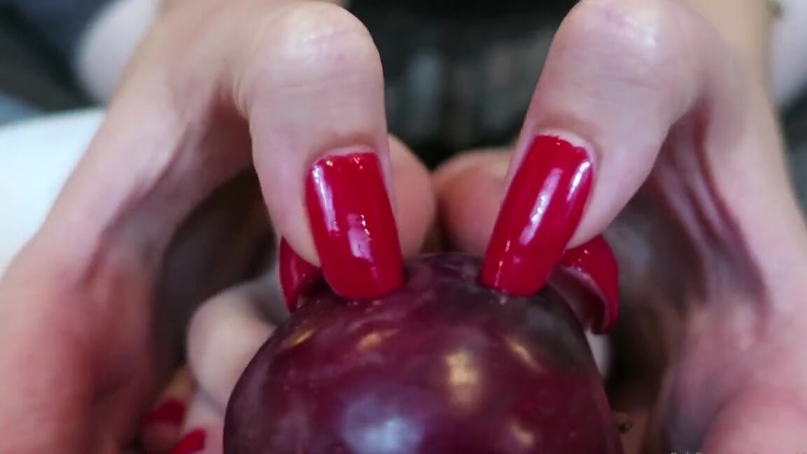 Lalalaura Nicknamed Lauras Kingdom 04 25 2020 Onlyfans Video Nameless Long Toenails Plum Claw