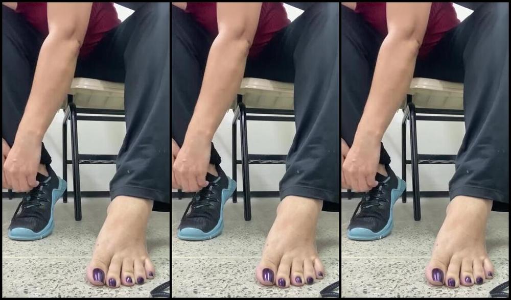 Goddess Tricia Nicknamed Goddesstricia 10 31 2024 Onlyfans Video Tirando O Tenis