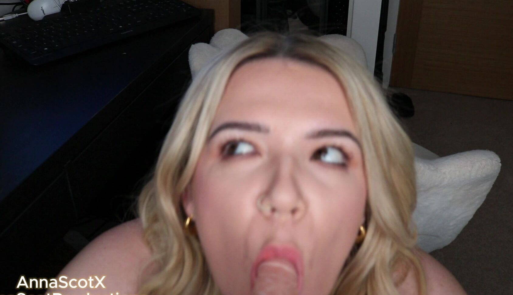 "AnnaScotX" officedomination, sluttygoddess, sph, taboo Begging the office slut for head manyvids