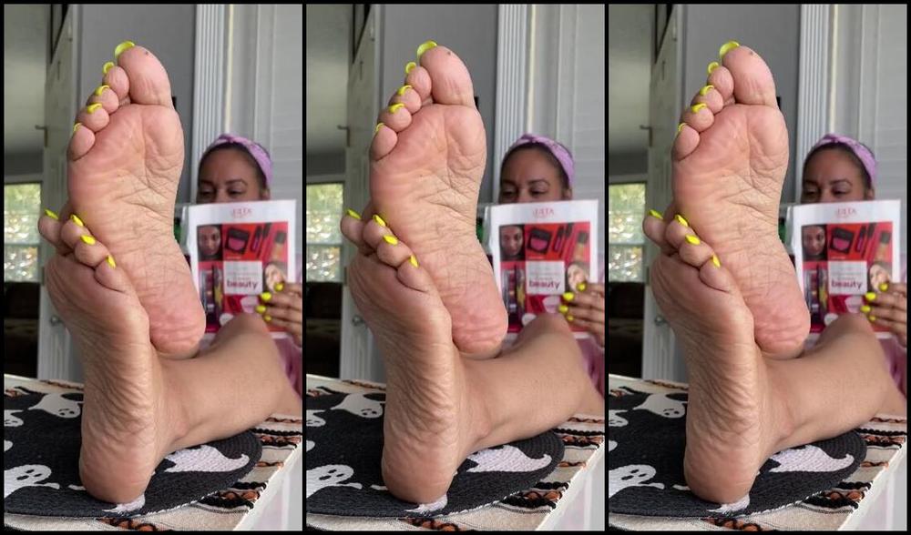 Deedeericanfeet Onlyfans Hmmmmm As Requested Sexy Dusty Propped Feet On My Table
