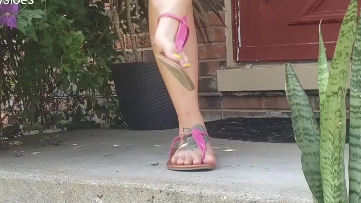 Tays Toes Nicknamed Taystoes 07 27 2021 Onlyfans Video Outdoor Sandals Amp Barefoot Foot Shaking And Sandal Slappingflopping