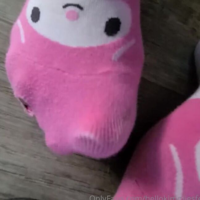 Kimmies Feet Aka Hellokimmiesfeet Onlyfans Want To Sniff My Sweaty Socks