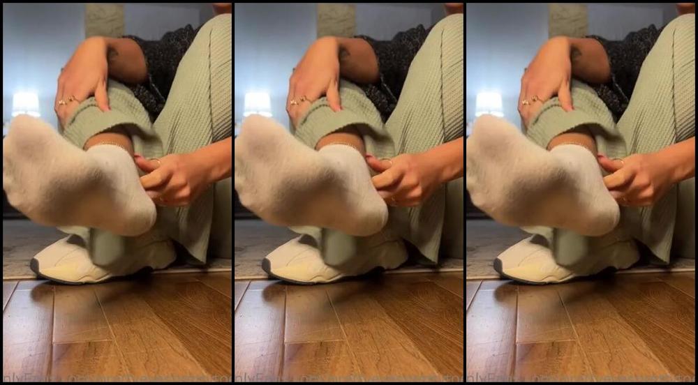 Prettyeyesprettytoes Nicknamed Prettyeyesprettytoes Onlyfans Sweaty Shoe Sock Removal