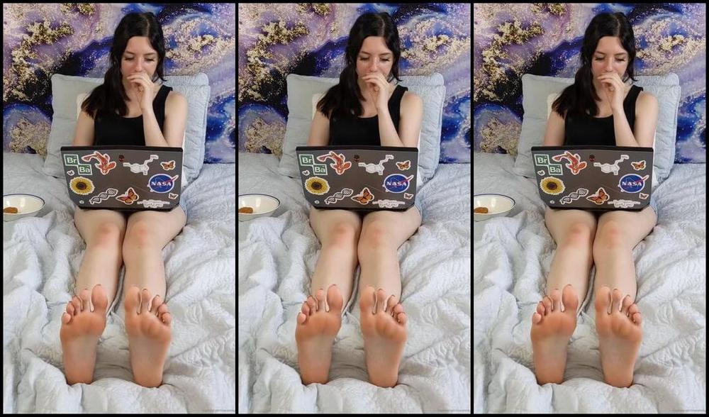 Liliana Fenty Nicknamed Lilianafenty Onlyfans Ignoring You While I Browse Reddit And Eat Chicken Tenders 3