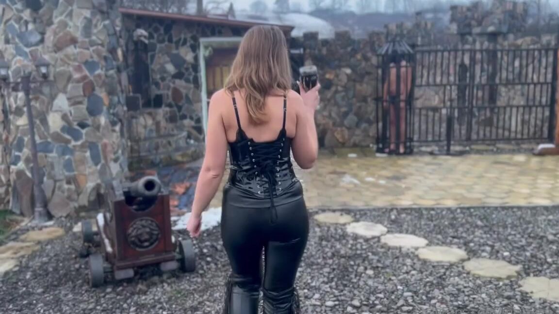 Mistress Zeida Onlyfans Video Slave In The Gibbet Cage Outside In The Cold Winter