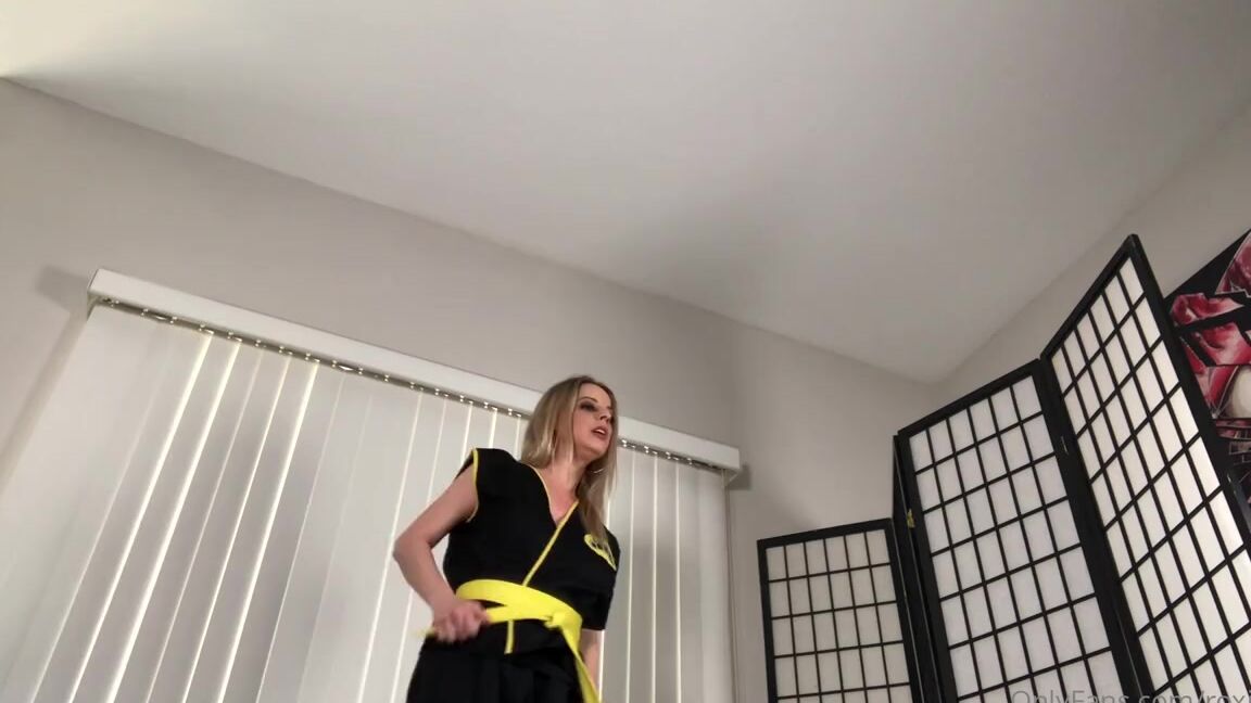 Roxie Rae Nicknamed Roxierae Onlyfans I Am Here To Entertain Today I Had To Shoot A Karate Custom Clip Making Bruce Lee Noises About