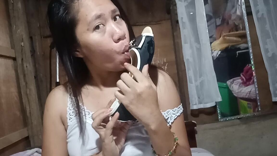 Cummybaby Sucking Licking And Spitting On Shoes