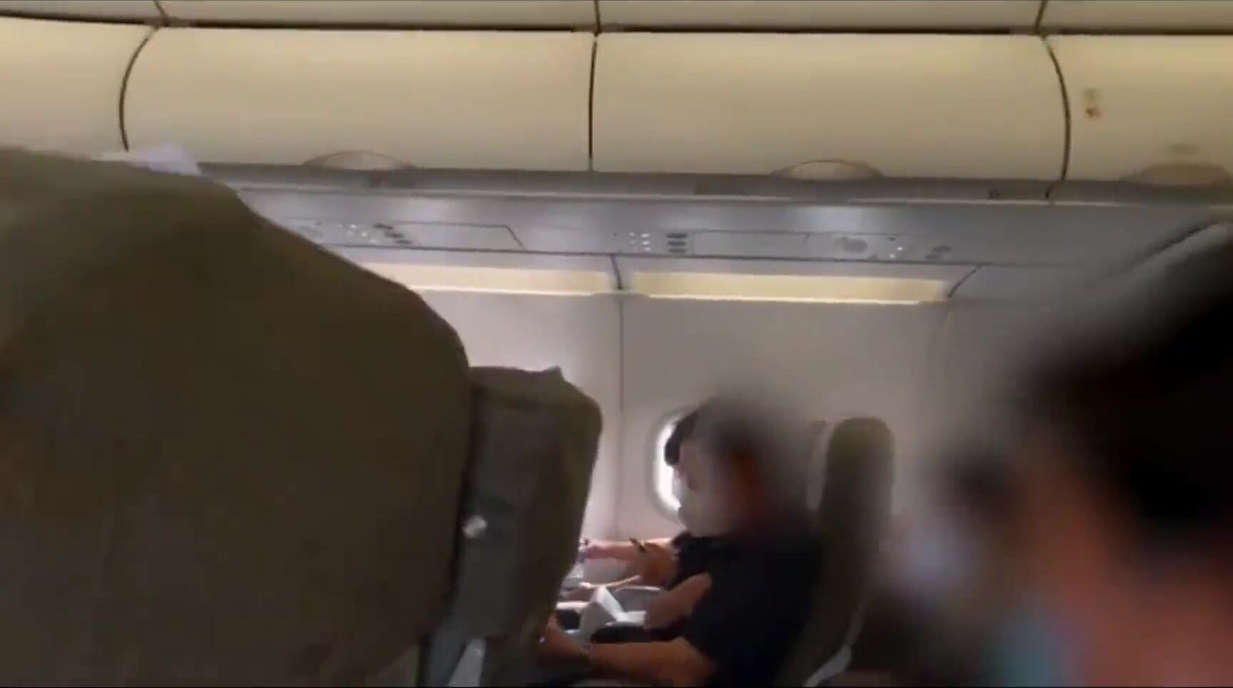 Voyage En Branlette En Avion Pornhub Com