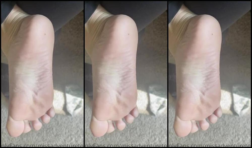 Adventuretoeskat Nicknamed Missadventuretoeskat Onlyfans Just Got Home From The Gym Come Here And Take A Sniff