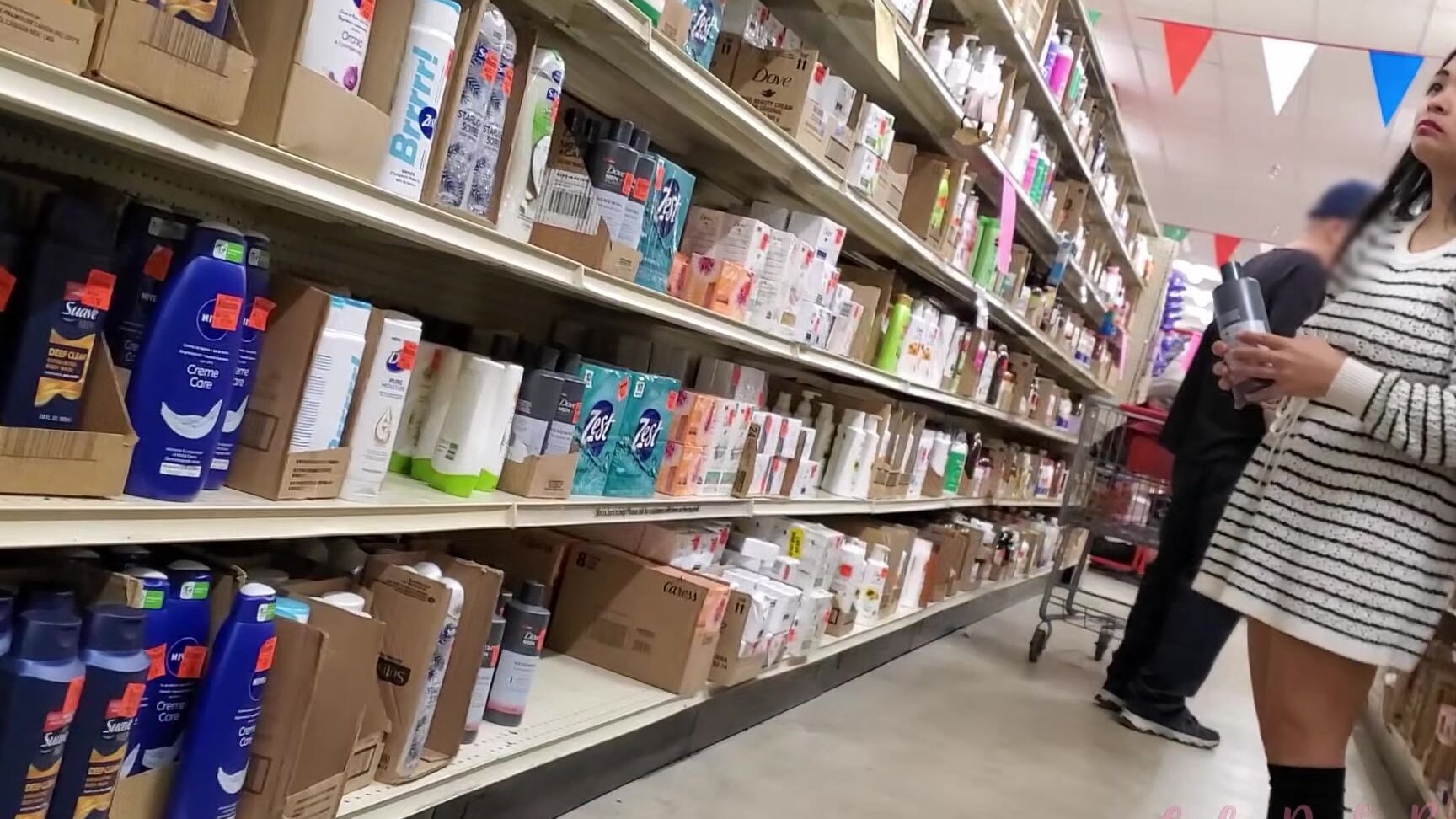 Lola DeLaRosa Flashing And Inserting Objects At Store eHNljcii Amateur