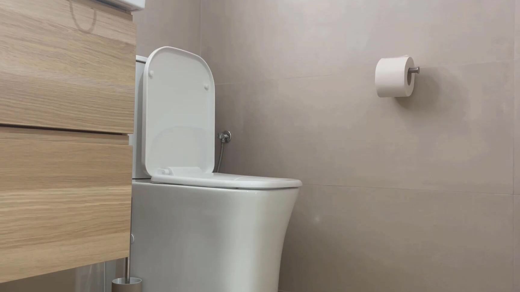 Lecheros 69 28.I record my stepsister pissing and I fuck her by surprise xhamster