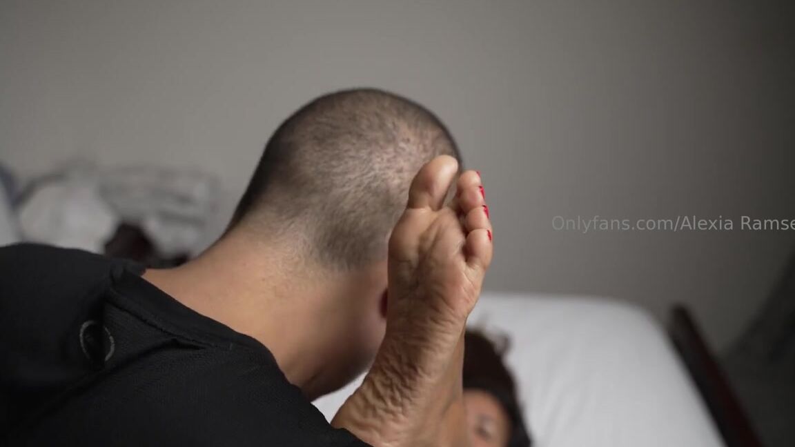 Alexia Ramsey Onlyfans This Was A Fan S Idea He Wanted To See What My Soles Would Look Like On Someone S Shoulder Neck