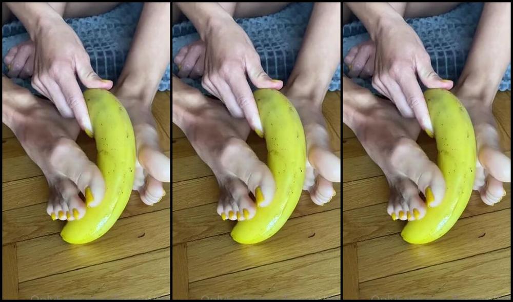 Froggeevip Onlyfans Playing With Banana And My Yelow Toes