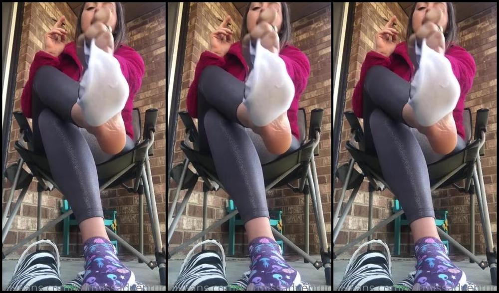 Adventuretoeskat Nicknamed Missadventuretoeskat Onlyfans Let S Do This Agian With Socks Crocs Do You Really Think I Leave Them On You Lucky Foot Freaks