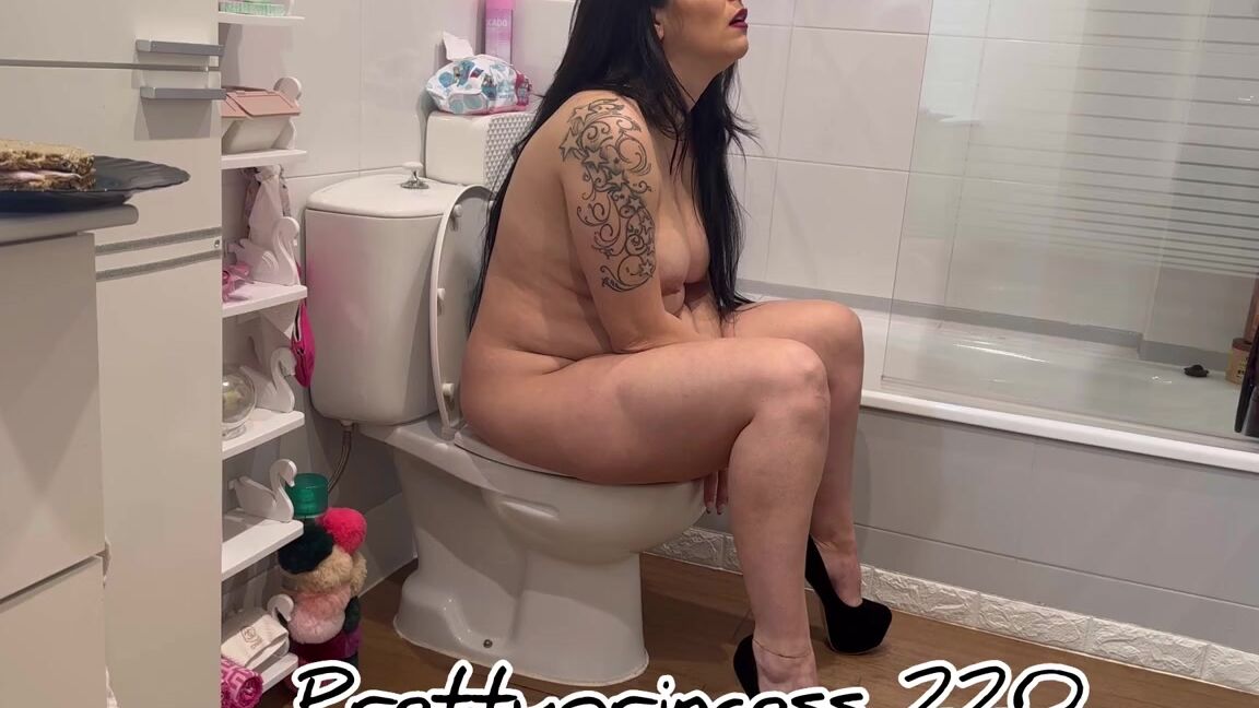 Prettyprincess220 03 11 2024 Onlyfans Video Im Eating A Sandwich And I Cant Stop Farting In The Toilet