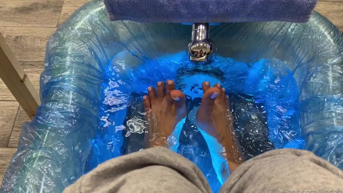Lindabooxo Onlyfans Love Soaking My Feet In Hot Water I Got Red 1P