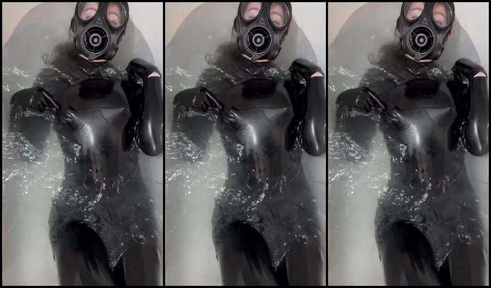 Goddess Lexi Chill Nicknamed Latexnchill Onlyfans If You Havent Had A Bath In Latex Yet I Highly Recommend That You Rectify This