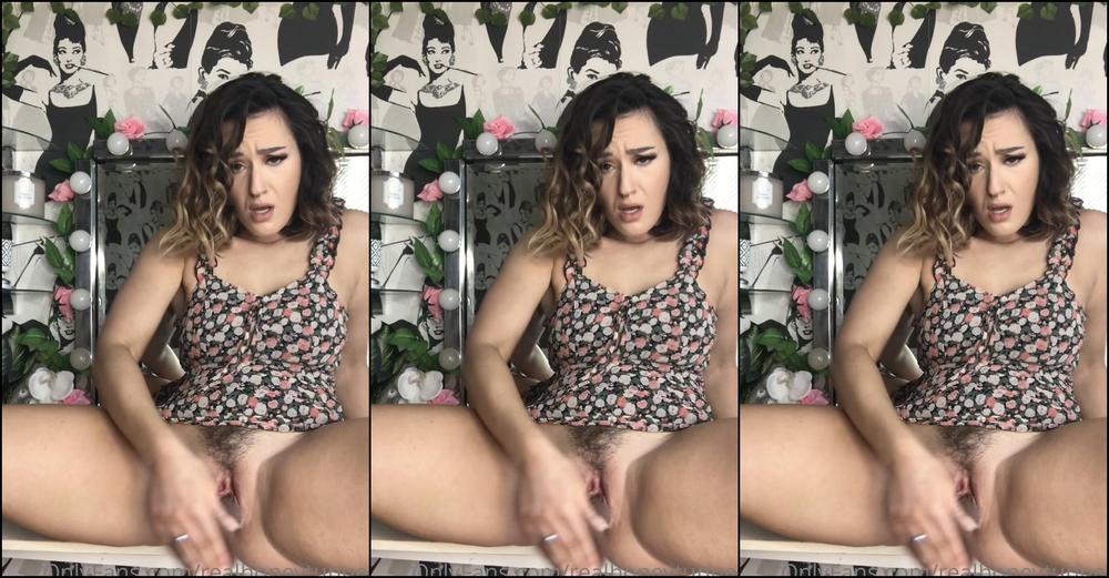 realhoneytunnelx-19-04-2021-2086406673-i-was-so-ridiculously-horny-on-saturday-before-i-went-out-that-i-just-had-to-fuck-my-pussy