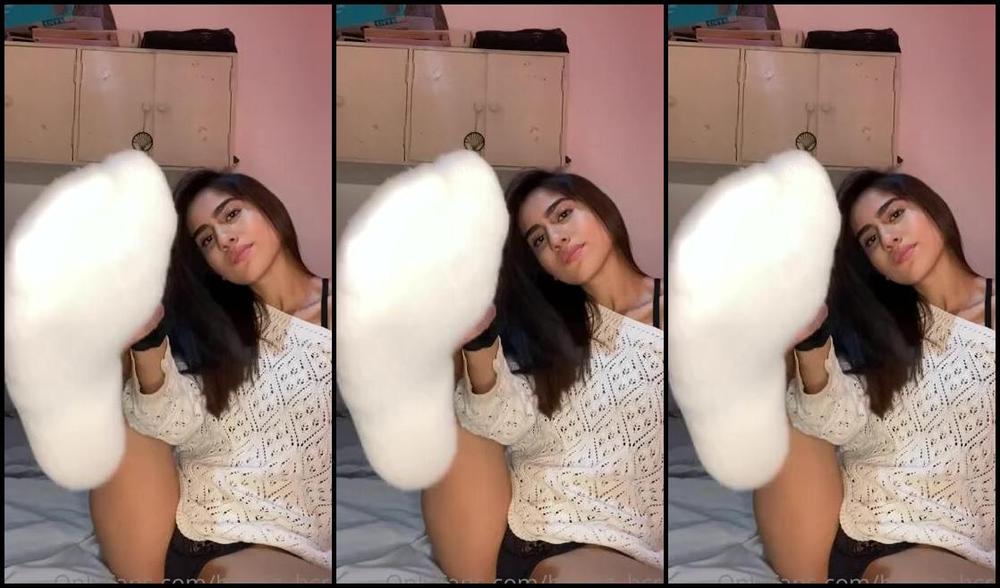 Hannah Robins Aka Hanna Hcri Onlyfans Teasing You Wearing White Sockswould You Like To Smell Them With