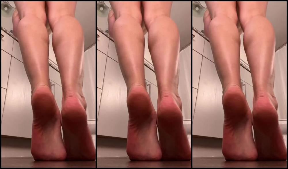 Cassidy Heat Feet Nicknamed Cassidyheatfeet Onlyfans Just Admit That You Want To Be Right On The Ground By My Feet Kvt