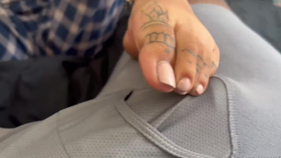 Zafeetllc Onlyfans Warming Dallasfootmodelsent Up For My First Footjob 2