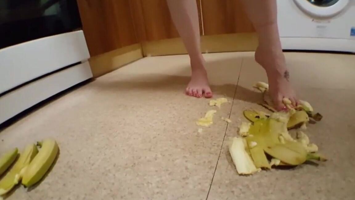 Banana Crushing Barefoot_Camilla Tootsie PornHubPremium