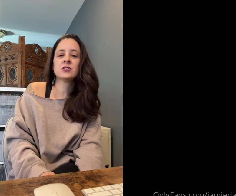 Jamiedaniels 11 30 2024 Onlyfans Video Cozy Quiet Boring Day Doing Computer Updatesp