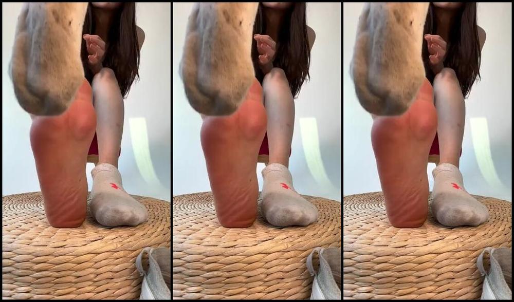Goddess Juliet Nicknamed Goddessjuliet Onlyfans Who Doesnt Love A Sock Peel After A Workout