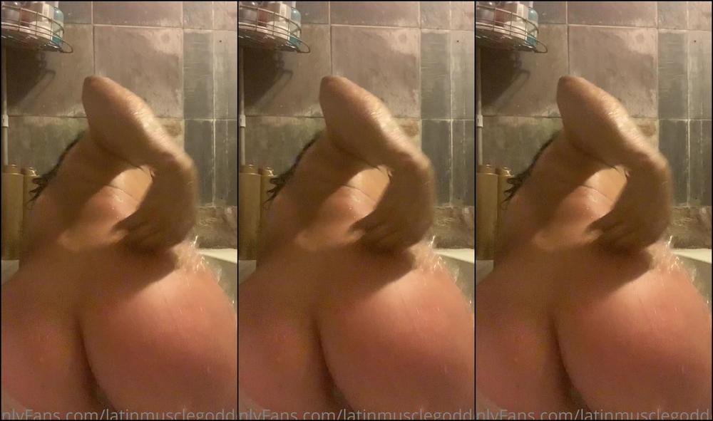 Latinmusclegoddess 1019160442 10 05 2020 Relaxing Hot Tub Play