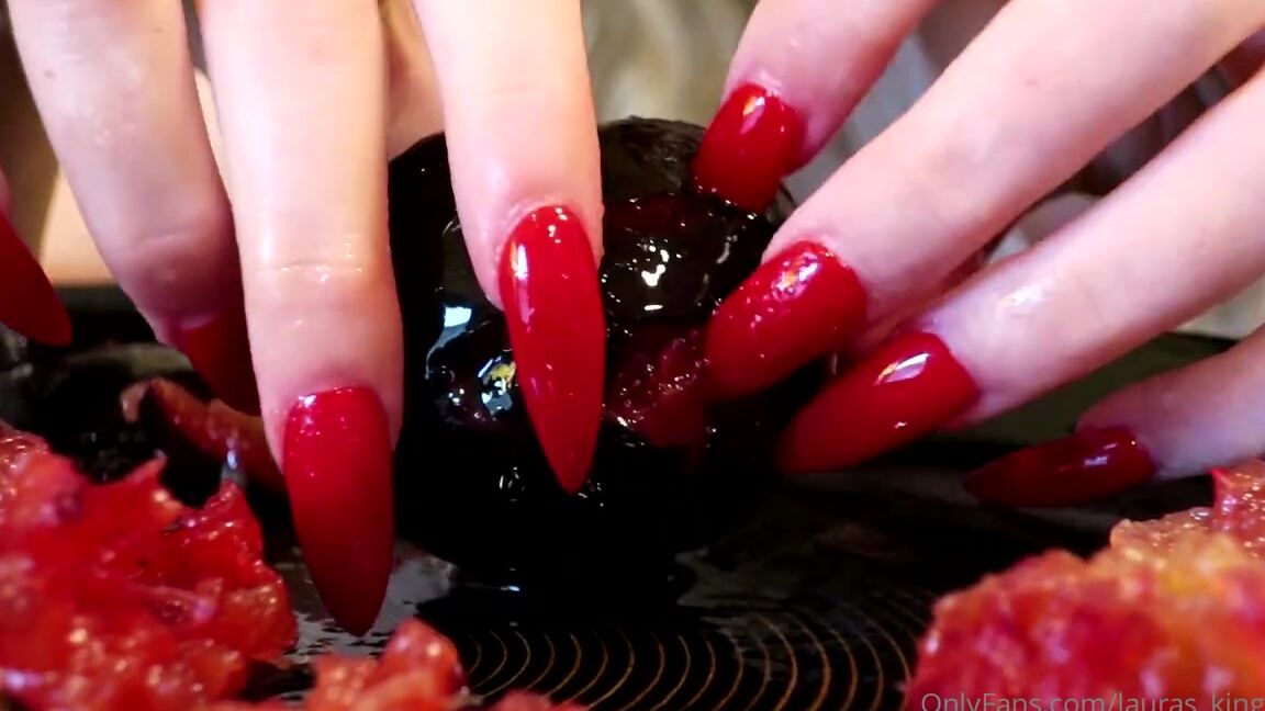 Lalalaura Nicknamed Lauras Kingdom 05 06 2020 Onlyfans Video Kims Red Nails Claws Plums