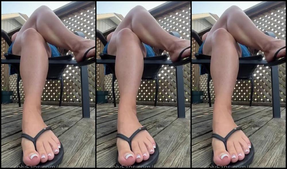 Caroline Aka Feetsiecakes Onlyfans Flip Flop Ignore While I Read My Book Sometimes I Forget The Simple Pleasures Of Summer Are Just