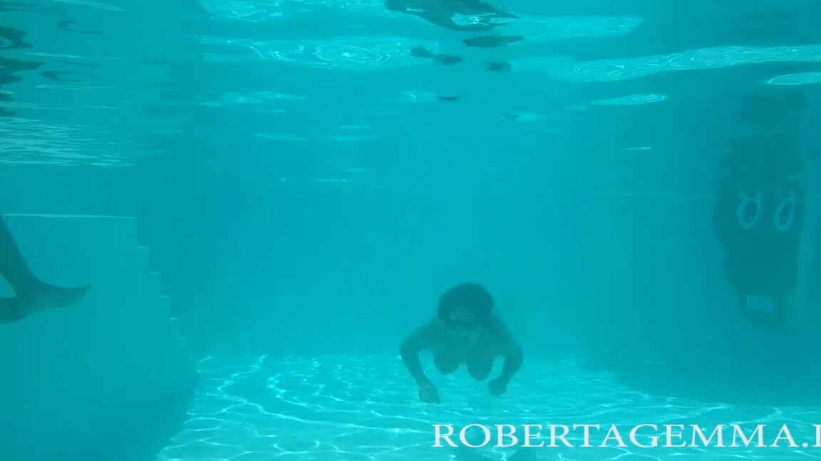 Roberta Gemma Onlyfans In Piscina Per Voi Video