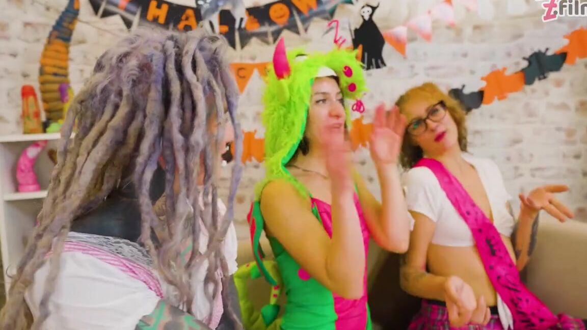 Miss Flora Nicknamed Missfloraberlin Onlyfans Sending This Treat Tonight 8 Pm In Your Dms For Free Happy Halloween Lt3