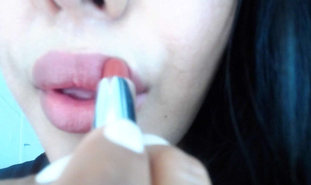 Makayla Divine Applying Lipstick To My Pretty Pink Lips