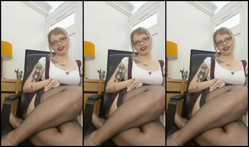 Miss Marilyn Nicknamed Missmarilynxx Onlyfans She Looks Neither Disgusted Nor Surprised When She Looks At You Maybe Shed Seen You