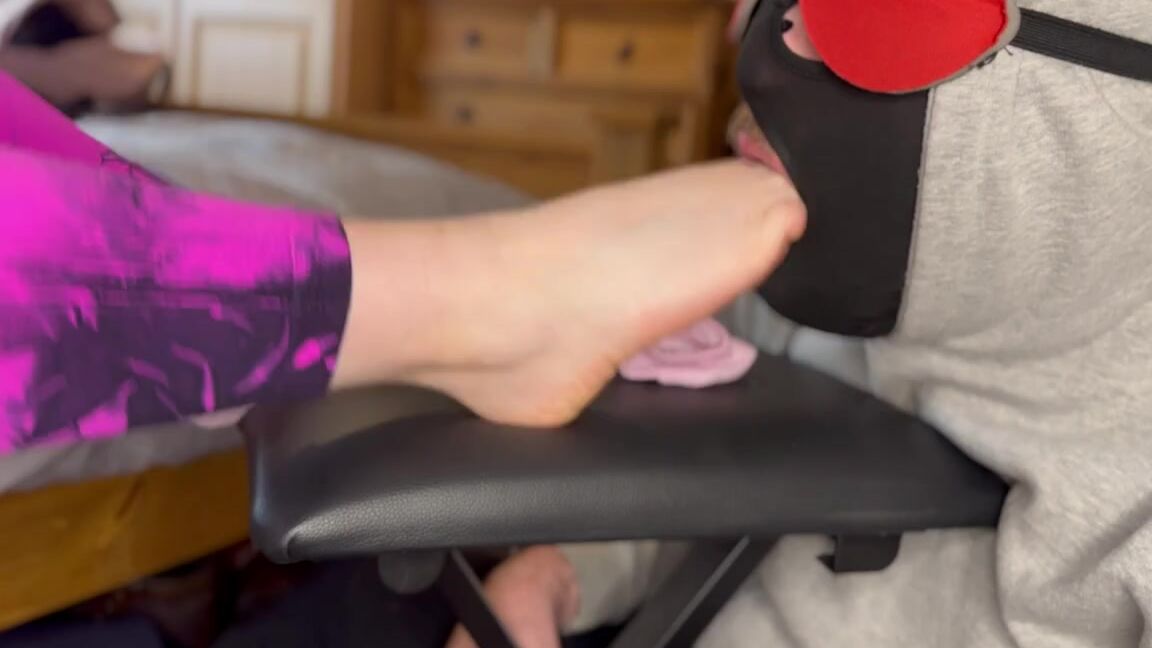 Miss Demi Dee Nicknamed Missdemidee123 Onlyfans Sloppy Worshippers Disgust Me Fix Your Disgusting Mouth And Worship My Feet The Way They Deserve 4