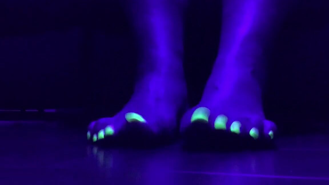 Sarah Bbw Fantasy Toes Aka Comefollowsarah Onlyfans Enjoy This Glow In The Dark Foot Flexing Video Yes Floor View Just How You Like