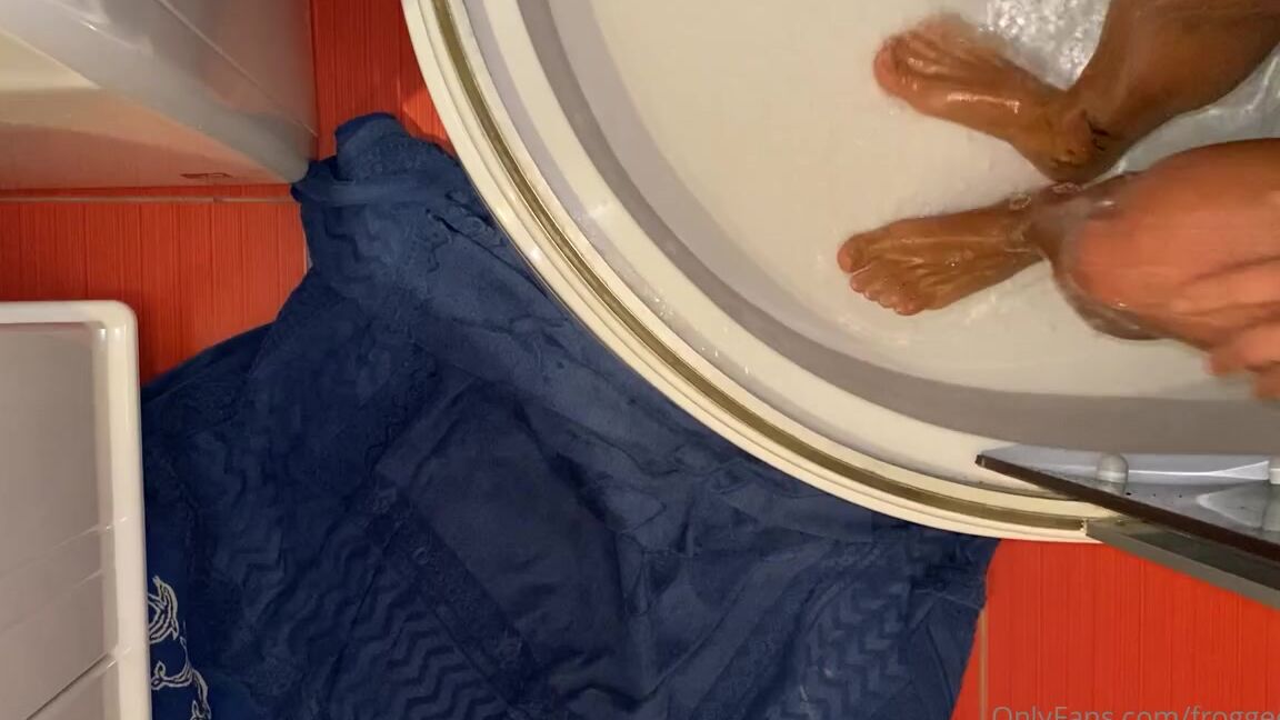 Froggeevip Onlyfans Just Washing My Gorgeous Feet Oh And Lubricate Them With Lotion To Stay Soft Like They Are