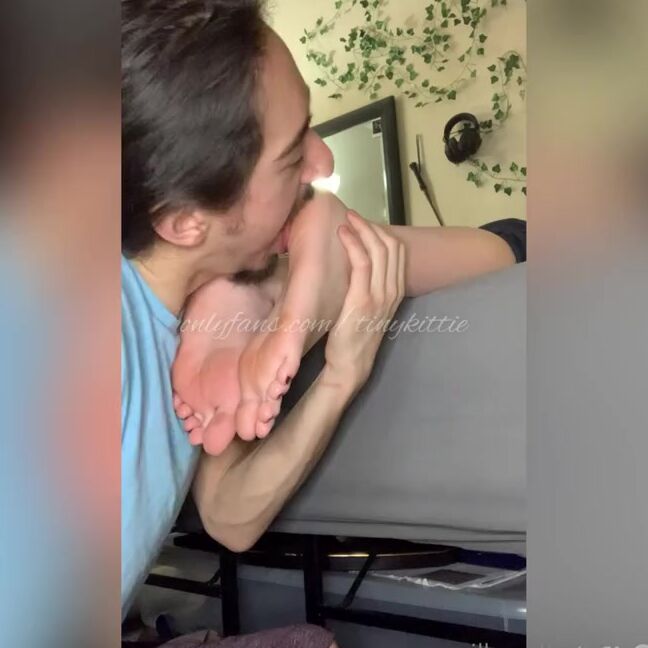 Alyx Wulf Nicknamed Sillywulf Foot Fetish 08 01 2022 Onlyfans Video More Feet Has Been Requested From Now On Im Posting Both Feet And The Regular Stuff