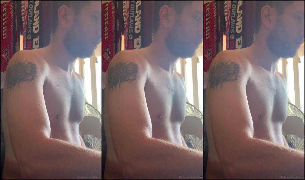 Bradknightxxx Peeing And Jerking Off